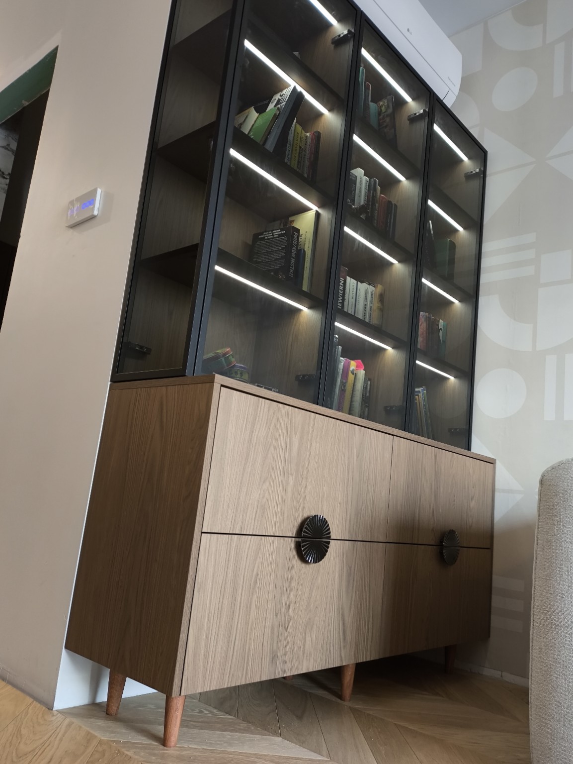 Biblioteka i komoda na wymiar z podświetleniem LED — realizacja MEBO Meble